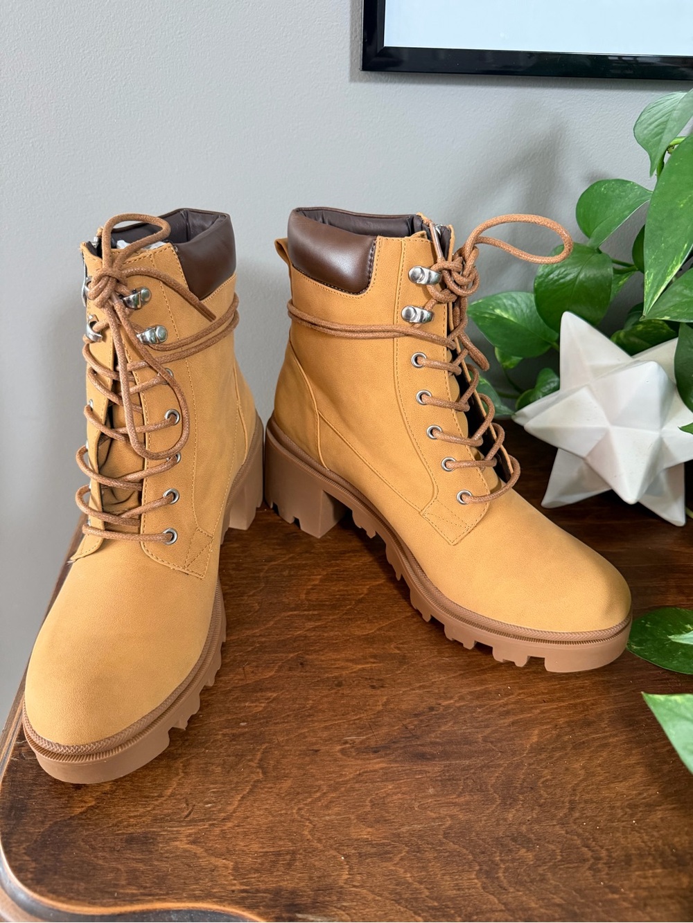 NWT. JustFab “Sebbe” Tan Lace-Up Chunky Heel Utility Boots. Size 9